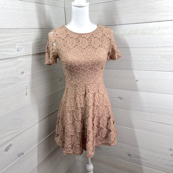 Forever 21 Floral Lace Dress M (jrs.) FREE SHIP - Picture 1 of 4